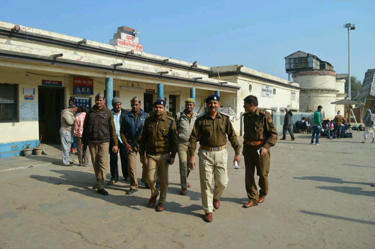 information of suspicious men at ayodhya station