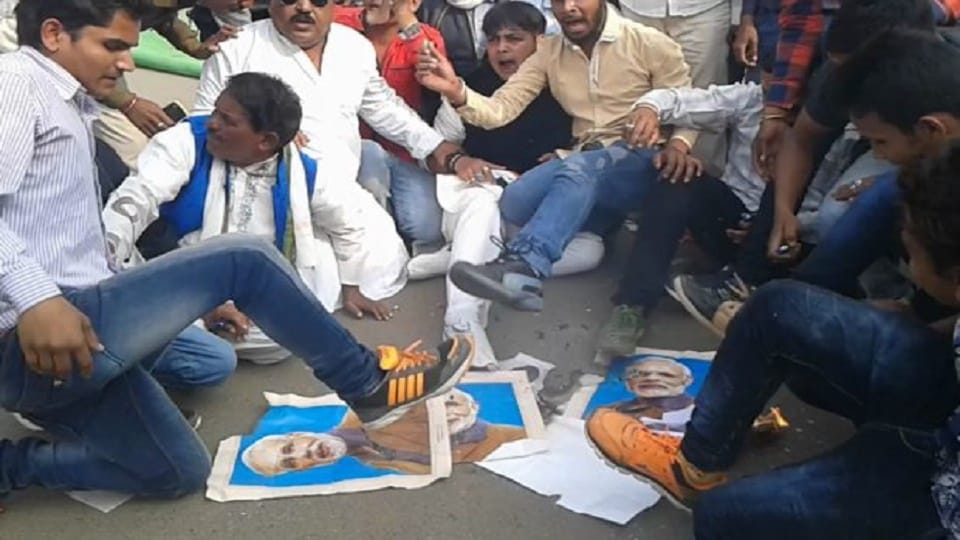 congress workers kick pm modi in Madhya Pradesh