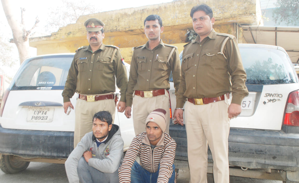 Girlfriend in the car rotate and riotously Were stealing the vehicle, two arrested