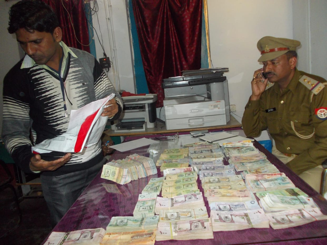 Millions of foreign currencies from 14 countries caught in azamgarh