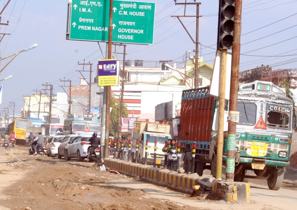 dehradun stuck from traffic jam