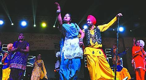 Lohri Mela Gidda and Bhangra having fun