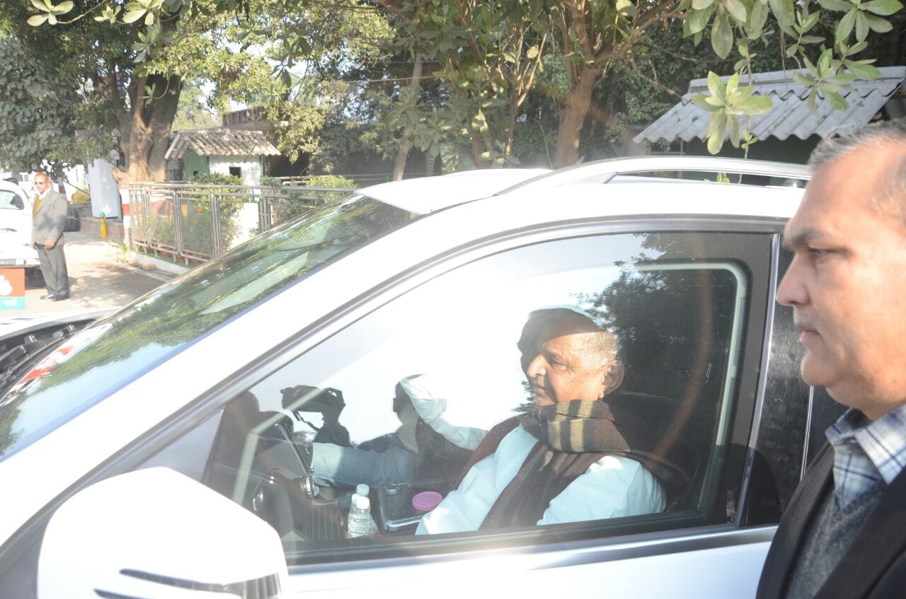 raj babbar and mulayam singh meets family of late fazalurrehman 