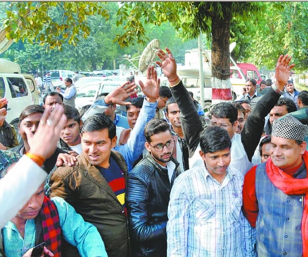 akhilesh group protest out side of sp office