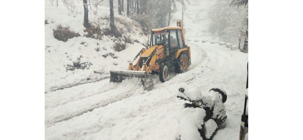 snowfall in mountain area of kashmir, highway clear for traffic