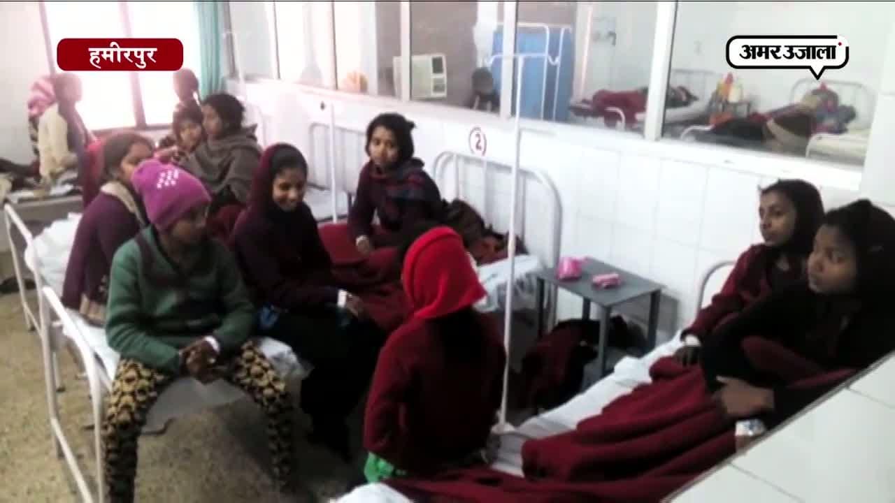 तीस छात्राएं