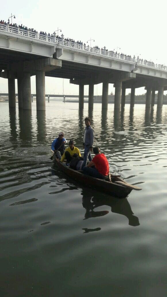 man jumped in to gomti to commit suicide