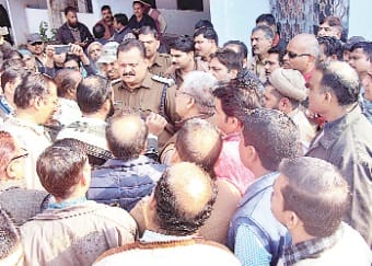 vyaparion ka para chadha