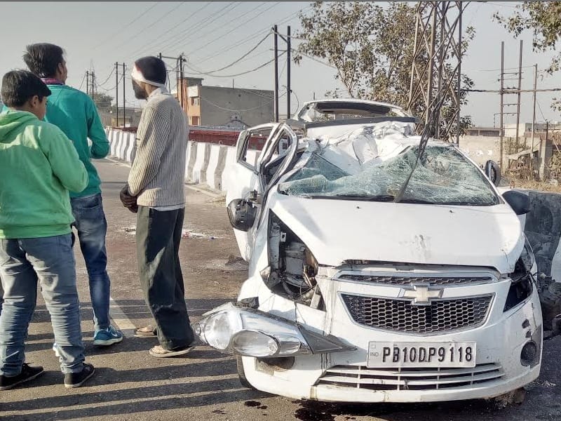 Dibaider uncontrollable car crashed into the elderly woman's death, five injured, Mandi Gobindgarh
