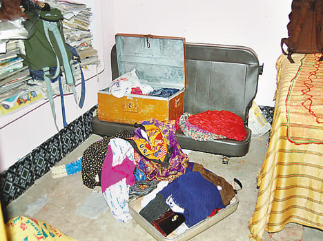 Looting woman hostage