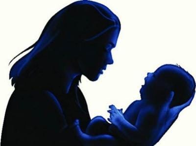 a pregnant women deliver her baby at plateform while  returning from hospital 