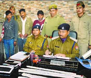पुलिस गिरफ्त में बावरिया गिरोह के सदस्य।
