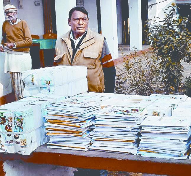 Retired teacher cought while selling 125 kg books