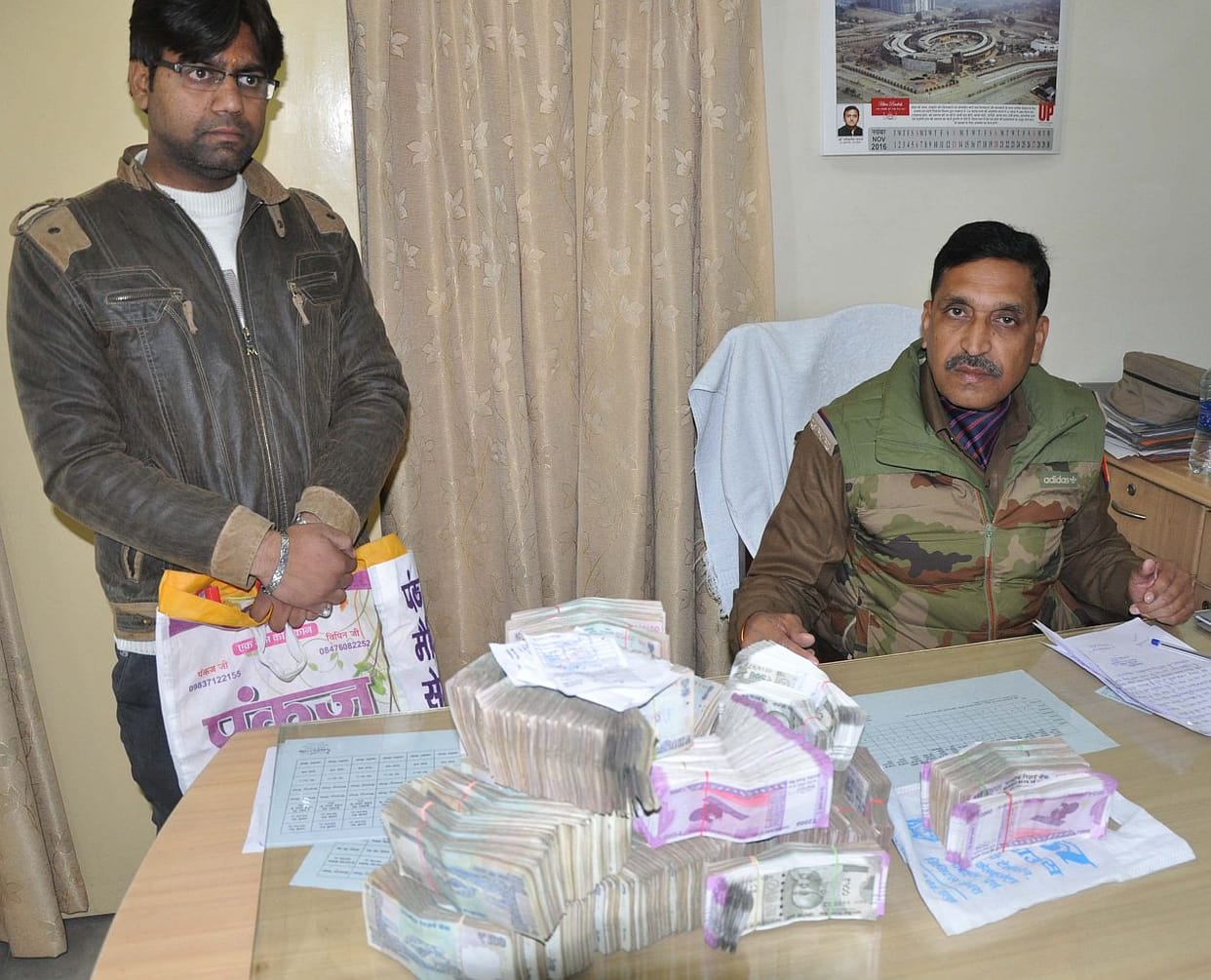 Came to ATM cash caught in Muradnagar