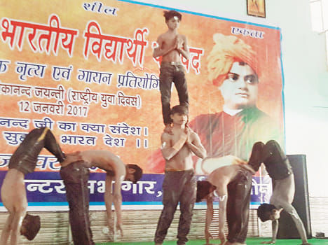 Simran in junior and senior in the dance group first RSS