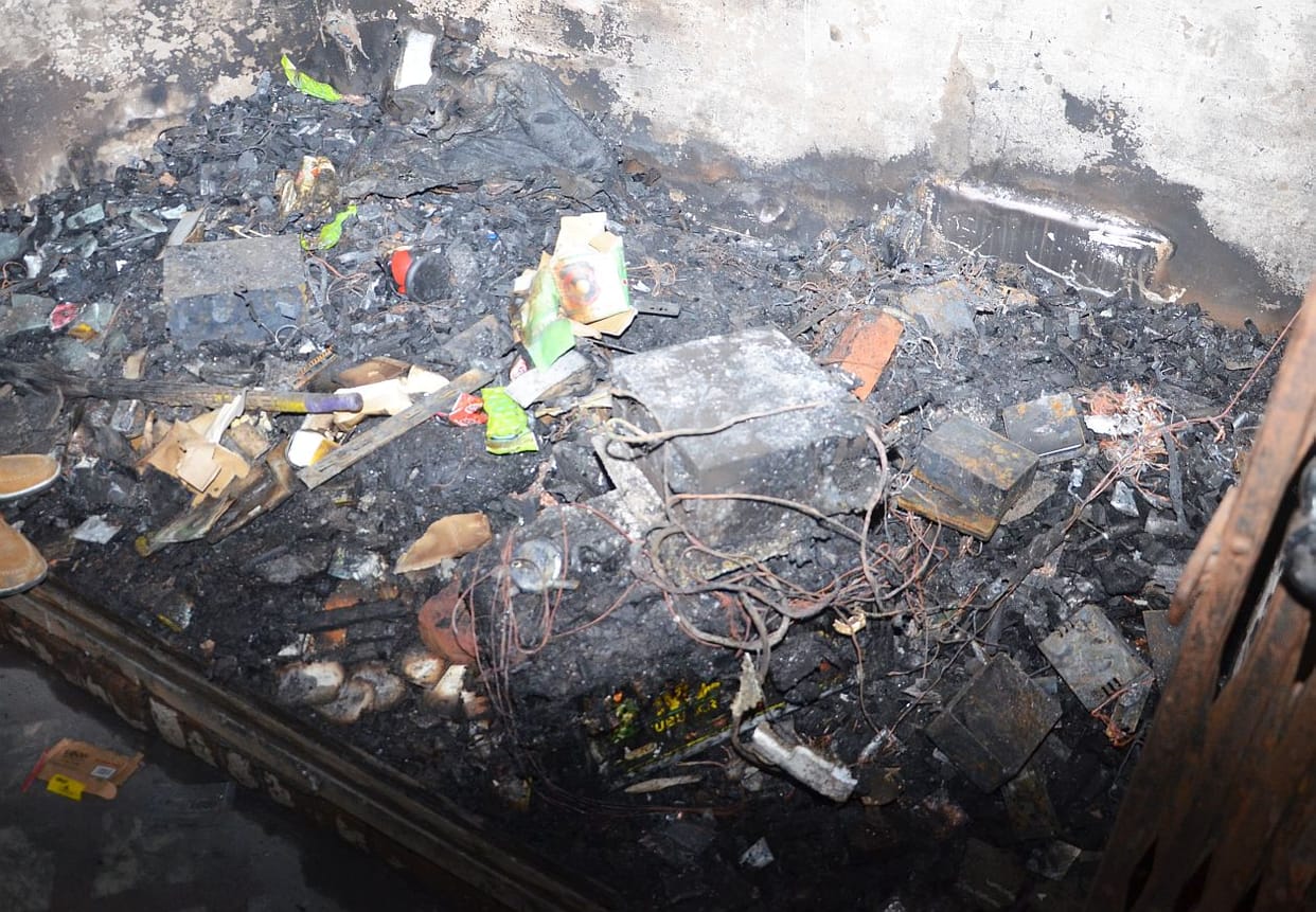 Short circuit fire in mobile shop.