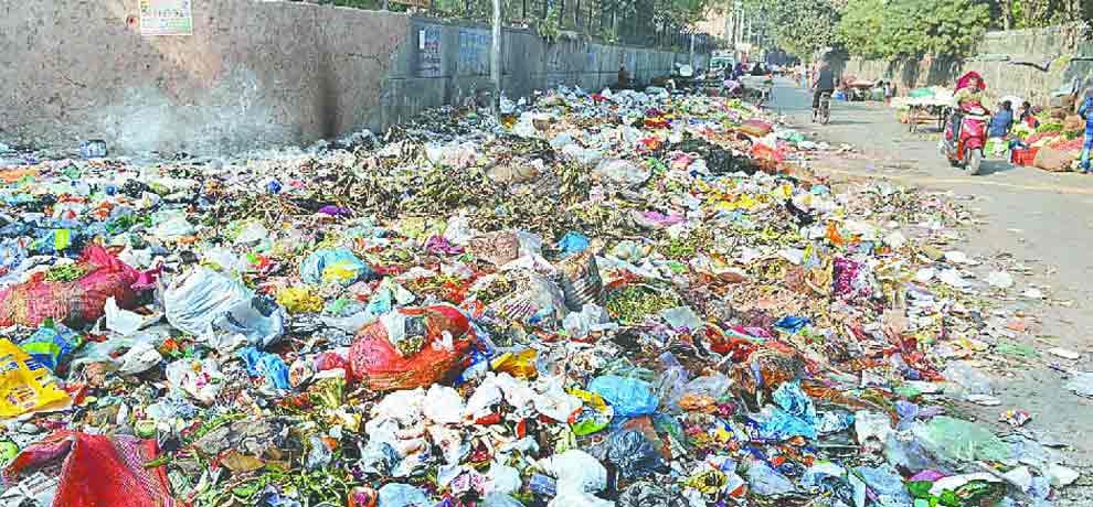9th class student at punjab mp santokh singh house with garbage rehdi