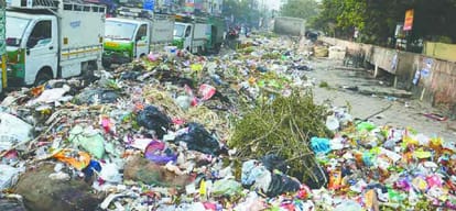 delhi people struggling after garbage thrown on road and political leaders are fighting   