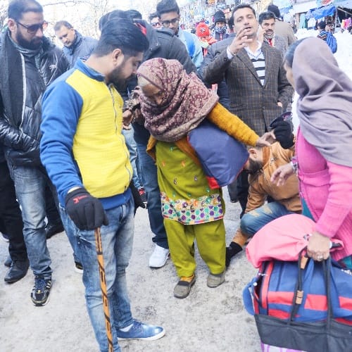 80 year old kalasi devi injured slipped on Snow in shimla
