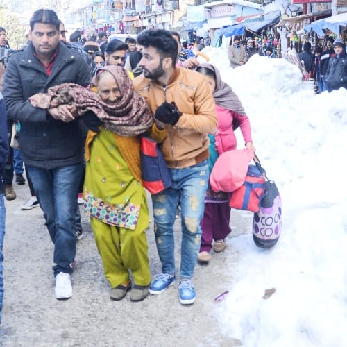 80 year old kalasi devi injured slipped on Snow in shimla