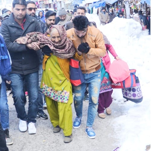 80 year old kalasi devi injured slipped on Snow in shimla