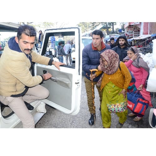 80 year old kalasi devi injured slipped on Snow in shimla