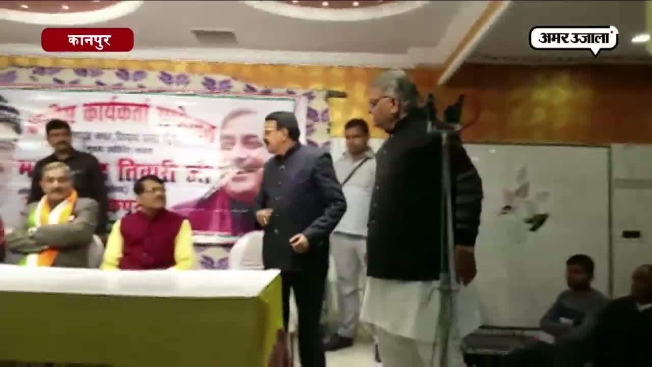  मंच पर बोलने को लेकर भिड़े कांग्रेसी