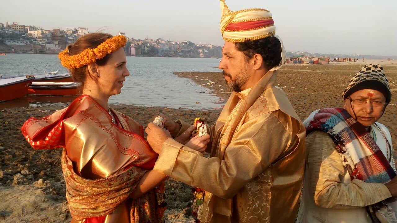 a mexican love couple get marraige at varanasi with hindu culture