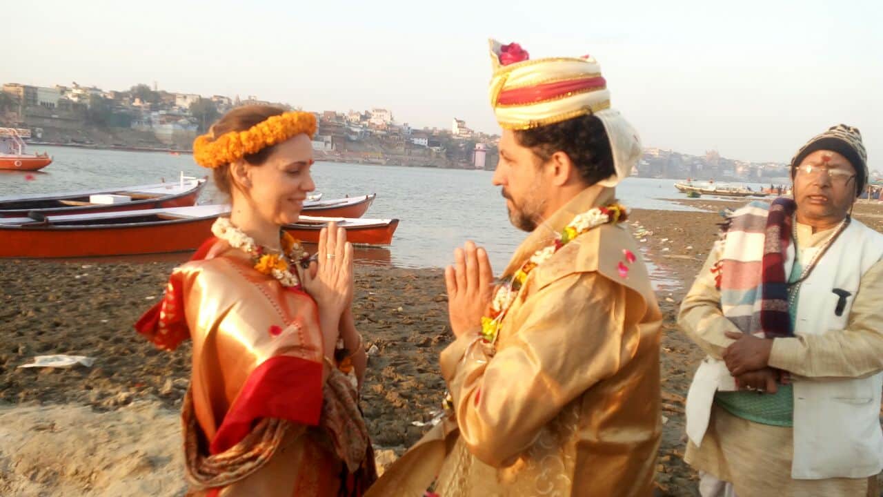 a mexican love couple get marraige at varanasi with hindu culture