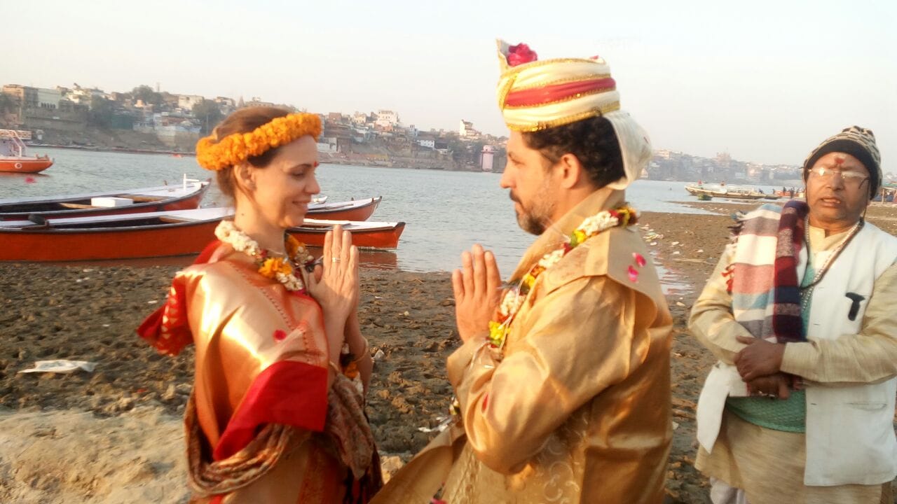 a mexican love couple get marraige at varanasi with hindu culture