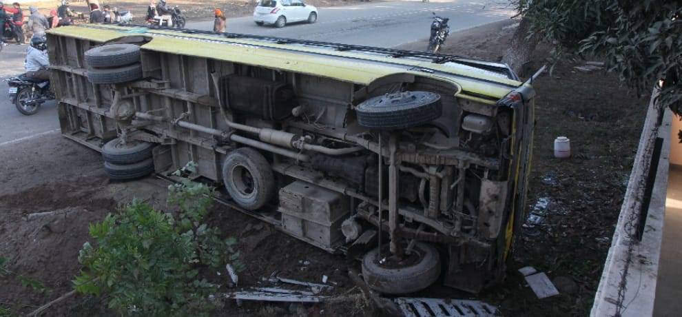 Bus accident in muzaffarnagar and two killed and many injured