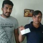 बिना छपा हुआ नोट दिखाता किसान