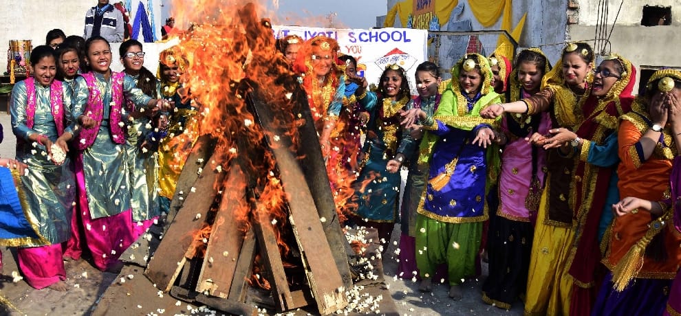 ... And began the celebration of Lohri, so far Pantgbaji said Bhangra