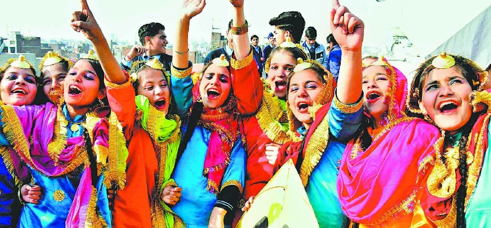 ... And began the celebration of Lohri, so far Pantgbaji said Bhangra