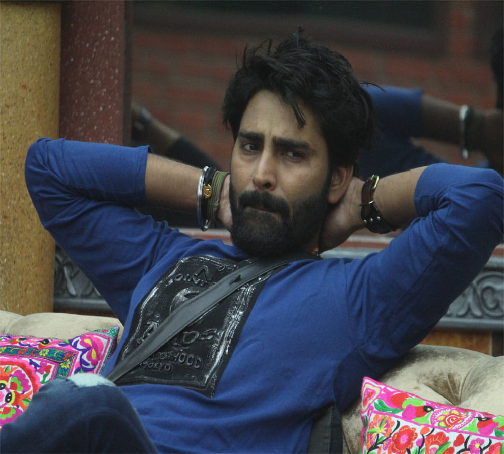 BIGG BOSS: Manveer first finalist, showered with kisses
