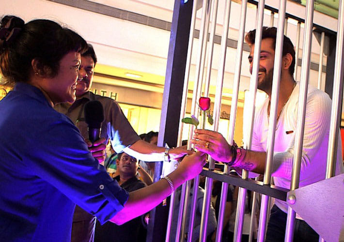 BIGG BOSS: Manveer first finalist, showered with kisses