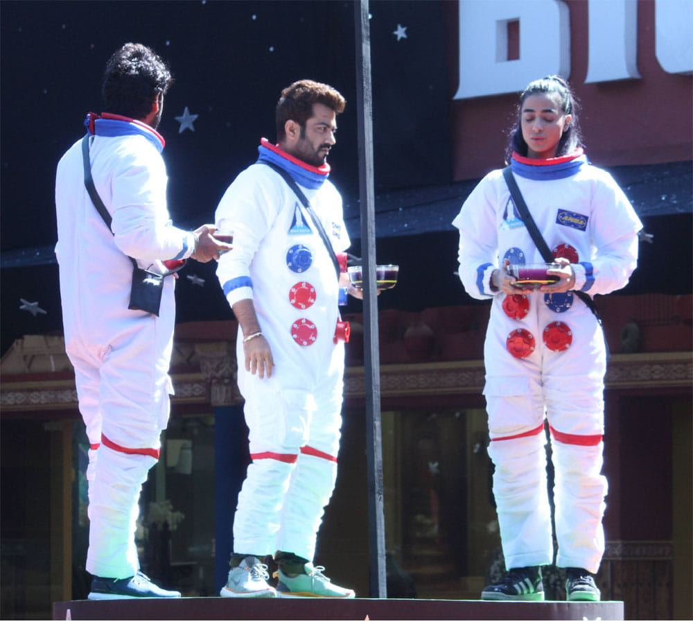 BIGG BOSS: Manveer first finalist, showered with kisses