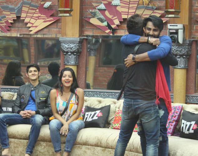 BIGG BOSS: Manveer first finalist, showered with kisses