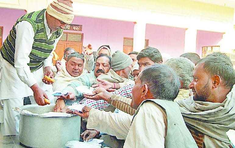 SP leader program divided into dumplings and fritters, crowd