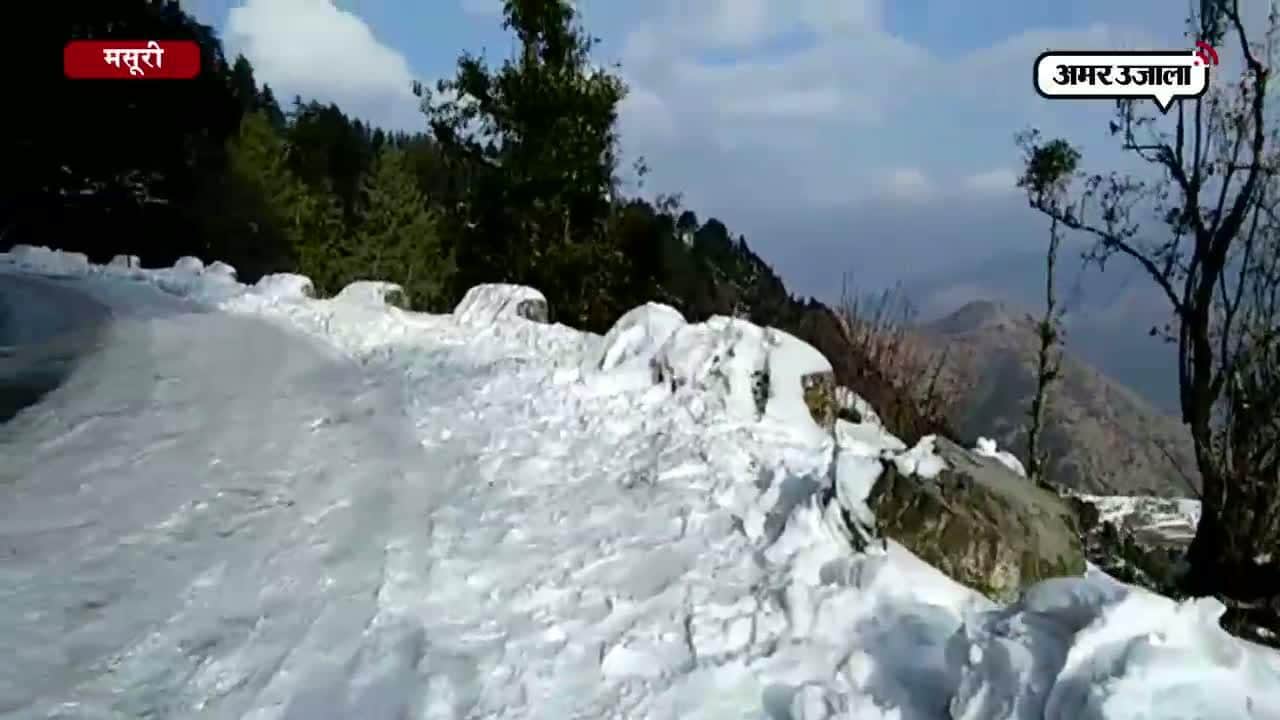 बर्फबारी का लुत्फ उठा रहे हैं पर्यटक