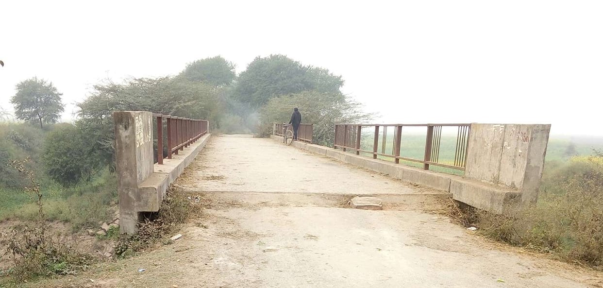 Putting at risk the lives of people along the Ganga passes through bridge