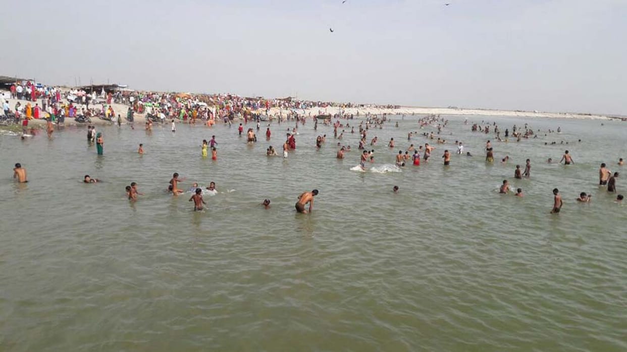 Paush devotees took dip in the Ganga on the full moon in Daigat