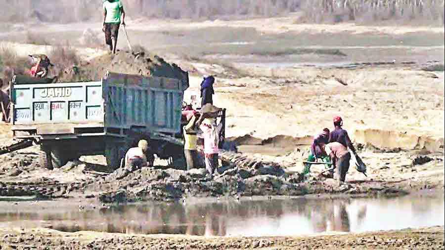 illegal miningon kosi river