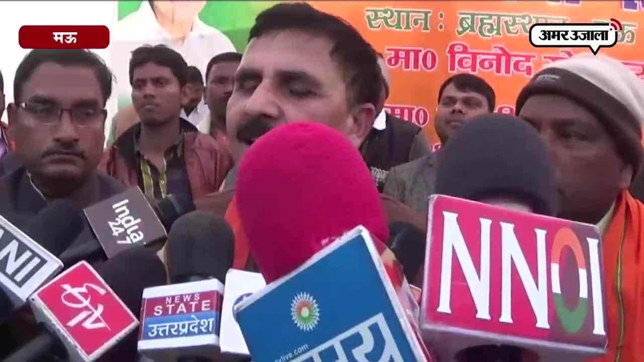 आचार संहिता का उड़ा मजाक, मंच पर दिए रुपये