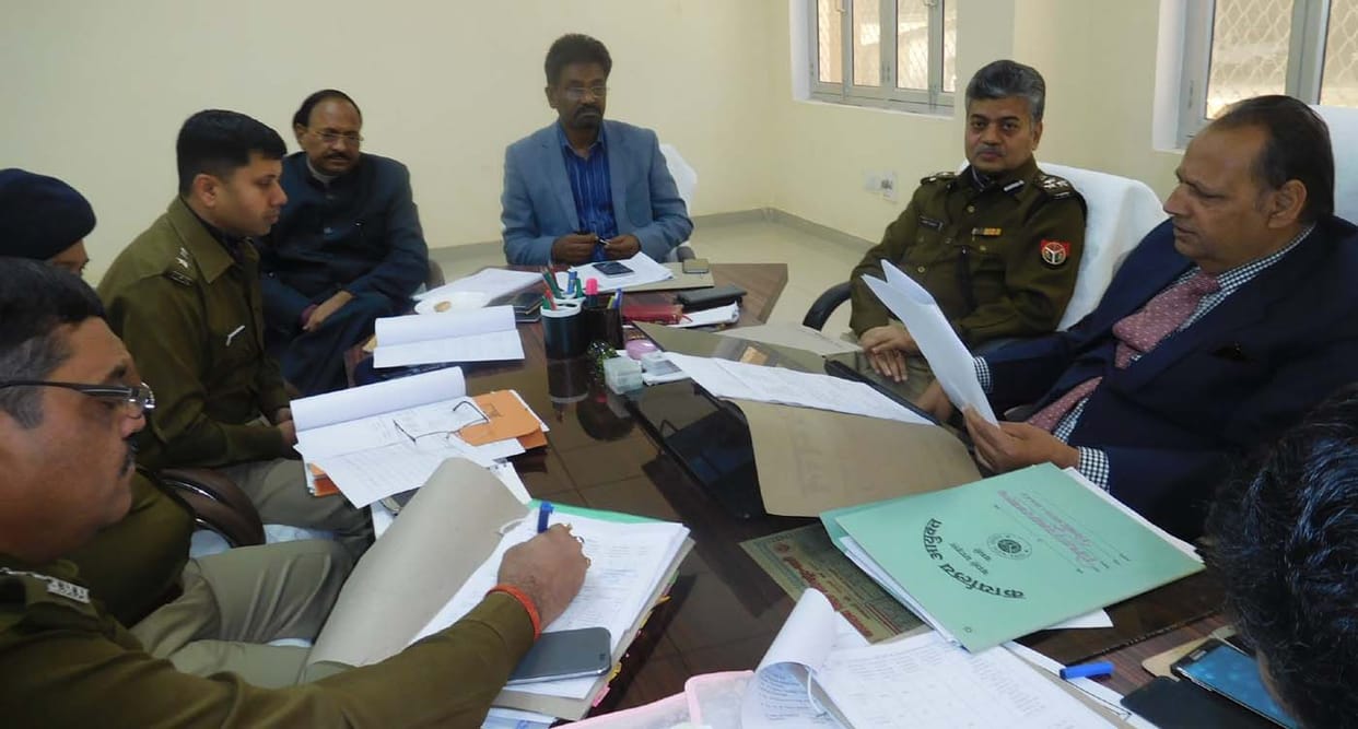 without politicla pressure conduct election say DM to officers