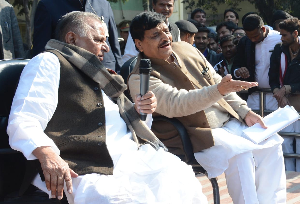 mulayam press conference in party office 