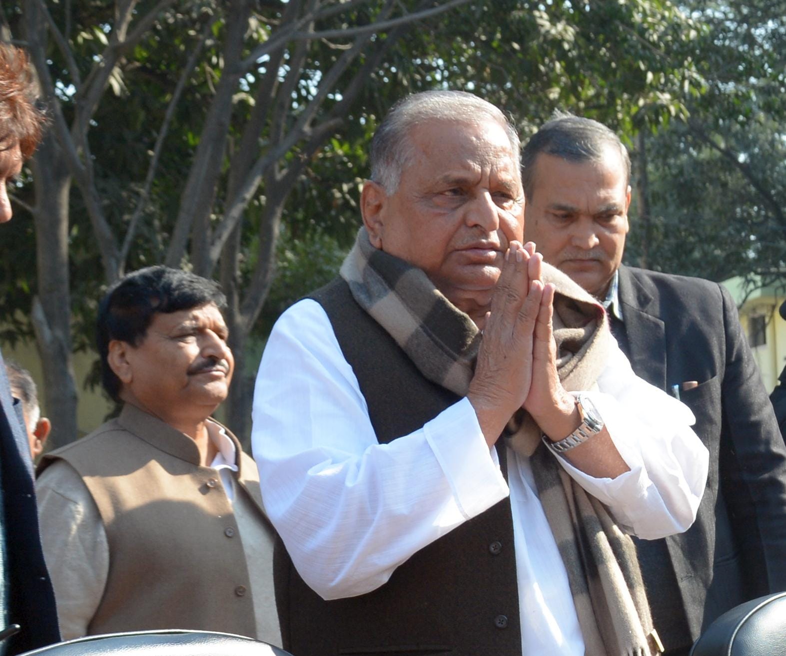 mulayam press conference in party office 