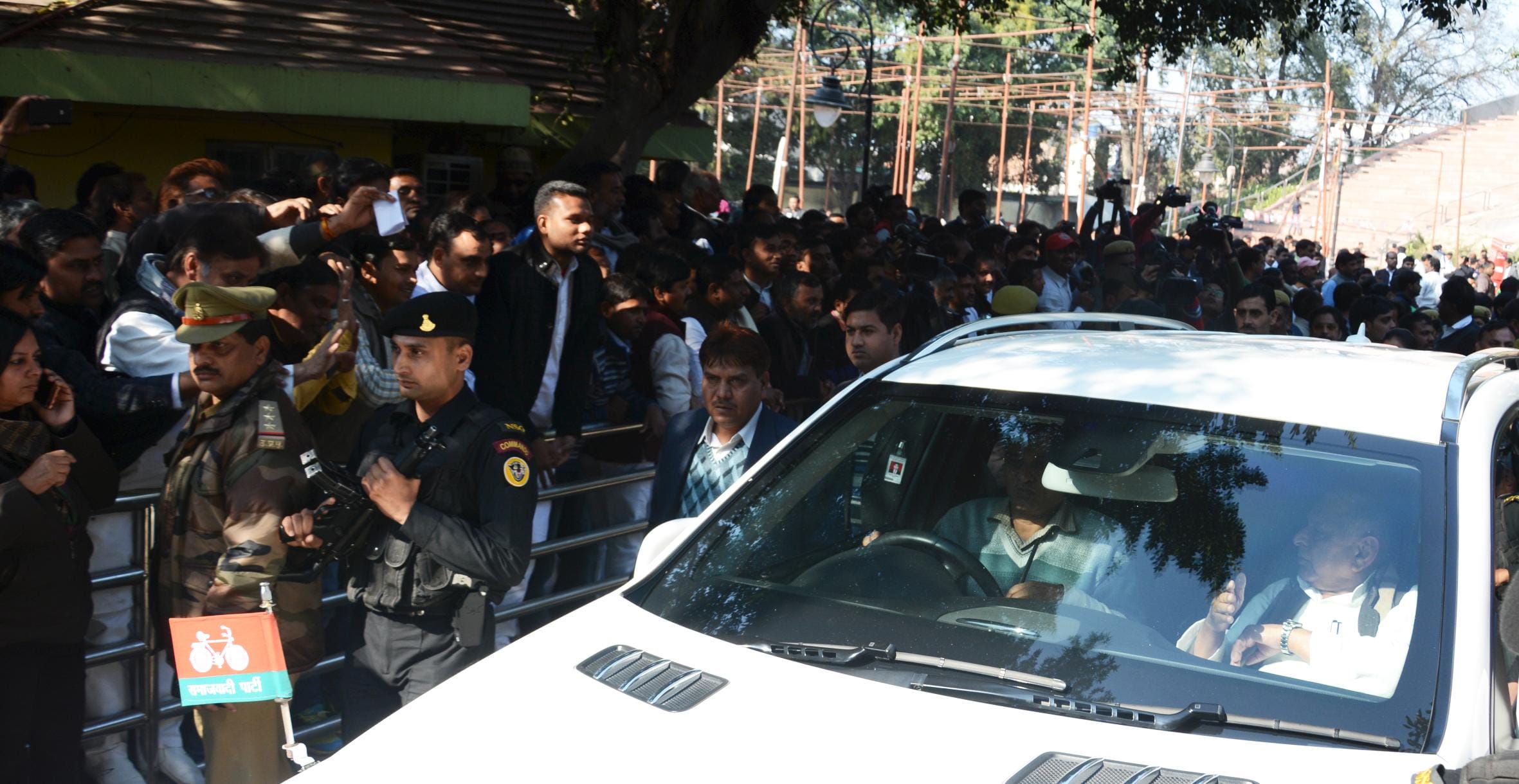 mulayam press conference in party office 