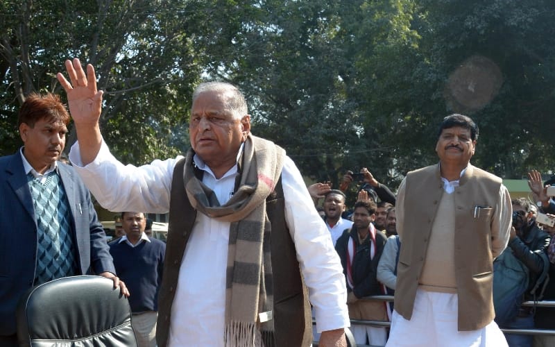 mulayam press conference in party office 