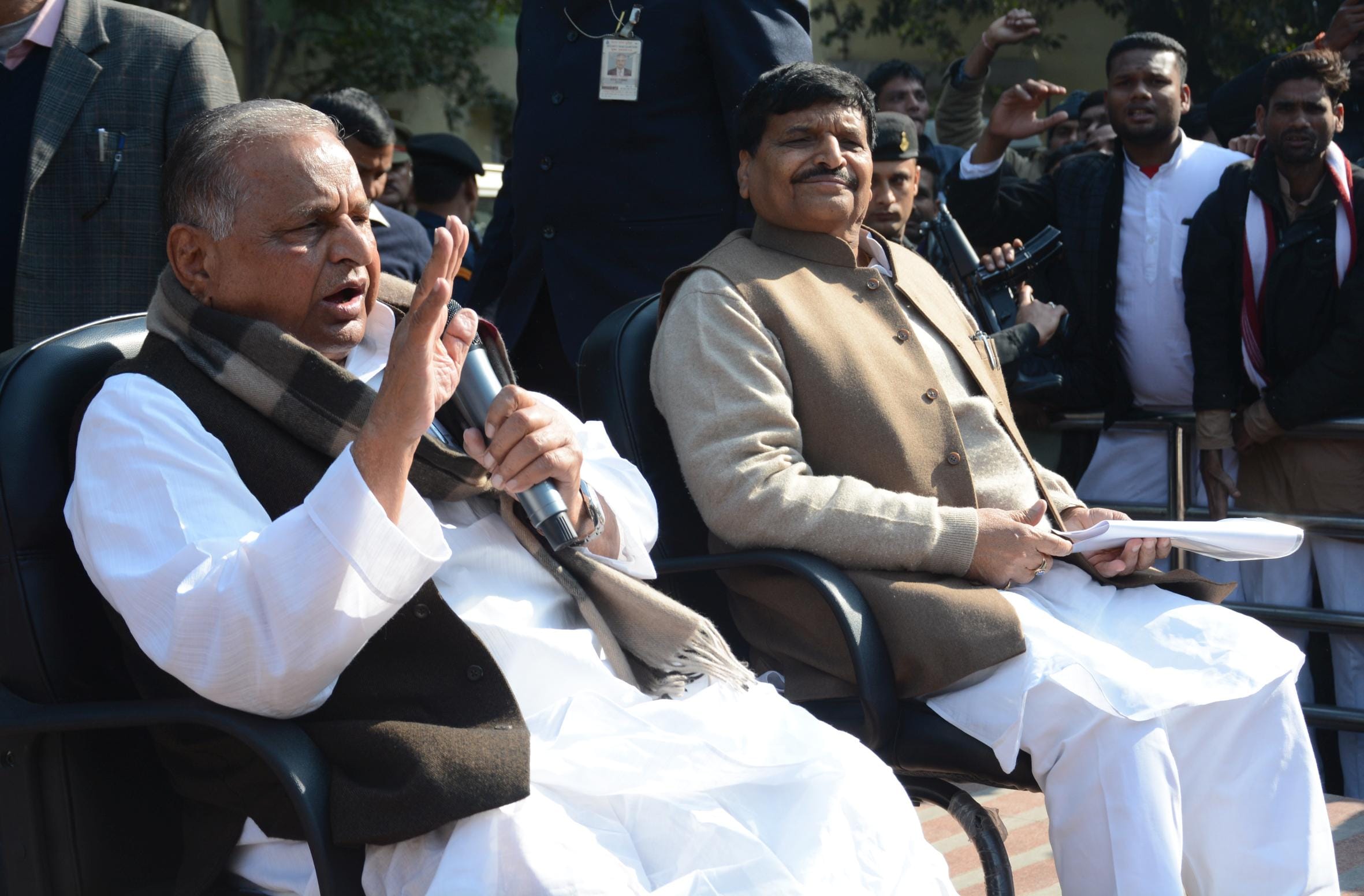 mulayam press conference in party office 